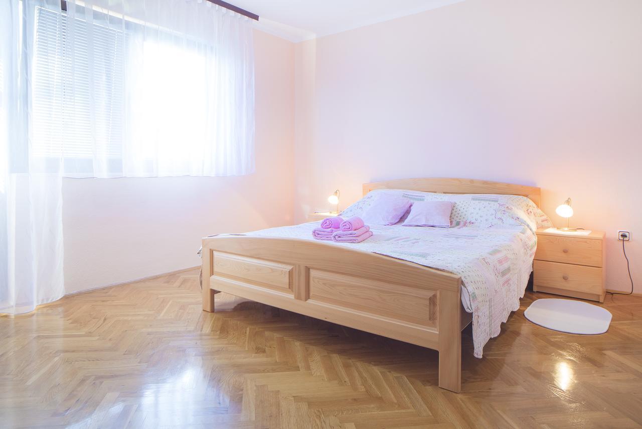 Apartment Ante Слуни Екстериор снимка